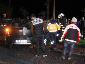 Otomobil Beton Aydınlatma Direğine Çarptı: 1’i Ağır 5 Yaralı
