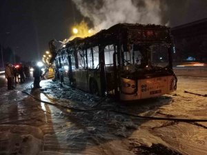 Tem Otoyolunda Alev Alev Yanan İ̇ett Otobüsünde Patlamalar Meydana Geldi