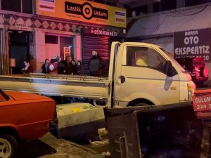 Bursa’da Kontrolden Çıkan Otomobil, Park Halindeki Araçlara Çarptı: 1 Ağır Yaralı
