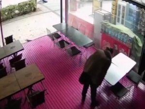 İ̇şe Alınmayınca Masalara Tükürdü