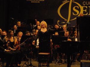 Çdso’da İki Ünlü Sanatçı Sahneye Çıktı