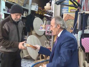 "Kravatlı Simitçi" Tarihi Çarşının Neşe Kaynağı