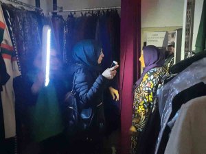 Şişli’de İlginç Görüntü: Müşteriler Zifiri Karanlıkta Fenerle Alışveriş Yapıyor