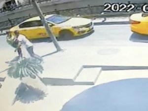 İ̇stanbulda Kadına Kapkaç Anları Kamerada: Şahsı Kovalarken Yere Düştü