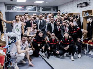 Pınar Karşıyaka, Zirveye Oynuyor