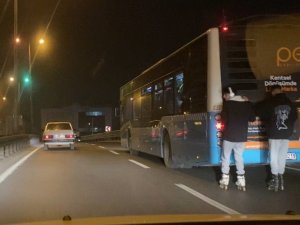 Patenli Gençlerden 50 Kilometre Hızla Giden Otobüs Arkasında Ölüme Davetiye