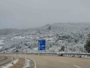 Karabük-bartın Karayolunda Kar Yağışı Etkili Oluyor