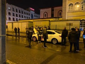 Yanan Otomobili Su Kovalarıyla Söndürmeye Çalıştılar