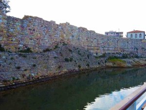 Foça’da Beş Kapılar Kalesi Turistlerin İlgisini Çekiyor