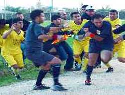 Futbolcular, hakeme tekme tokat saldırdı