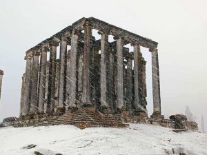 Aizanoi Antik Kenti Beyaza Büründü