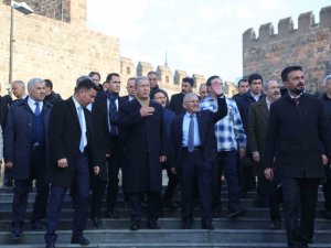 Büyükkılıç, Bakan Akar İle Tarihi Kalede Vatandaşlarla Buluştu