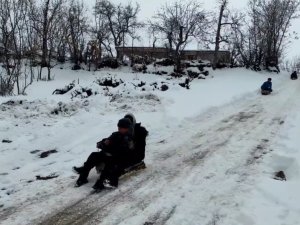 Kızaklarla Kayan Çocuklar Karın Keyfini Çıkardı