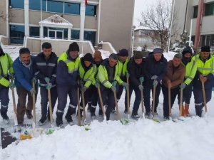 Özalp’ta Kar Yağdı, Belediye Ekiplerinin Mesaisi De Başladı