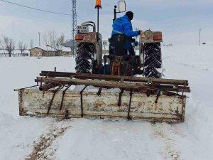 Traktörün Arkasına Bağladığı Aparatla Mahallenin Yolunu Açıyor