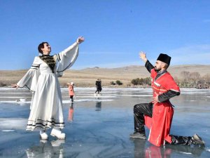 Buzla Kaplı Çıldır Gölü’nde Kafkas Gösterisi Havadan Görüntülendi