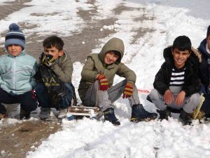 Çocuklar Kartopu Oynayıp, Poşet Ve Kızaklarla Kaydı