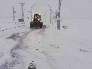 Gürpınar Belediyesi Karla Mücadele Çalışmasını Aralıksız Sürdürüyor