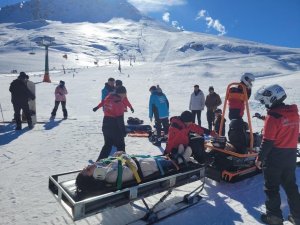 Kayak Yaparken Kontrolünü Kaybetti, Sıra Bekleyenlere Çarptı:4 Yaralı
