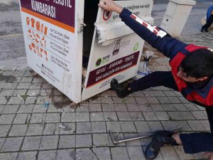 Giysi Kumbarasında Mahsur Kalan Kediyi İtfaiye Ekipleri Kurtardı