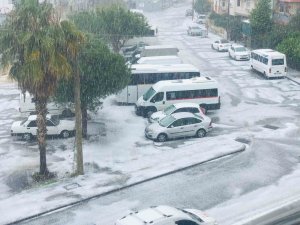 Dolu Yağışı İlçeyi Beyaza Bürüdü
