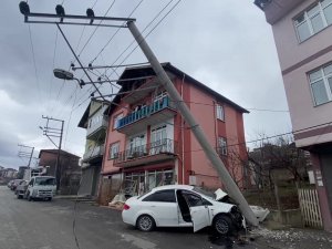 Ehliyetsiz Sürücü Önce Yayaya Sonra Direğe Çarptı: 2 Yaralı