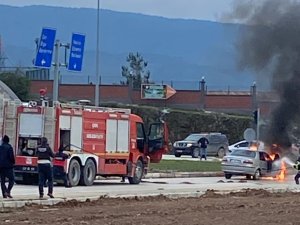 Kırmızı Işıkta Duramayan Araç Öndeki Araçlara Çarparak Alev Aldı