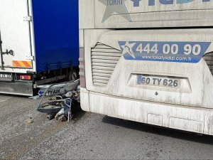 Yolcu Otobüsüyle Çarpışan Motosikletteki Genç Hayatını Kaybetti