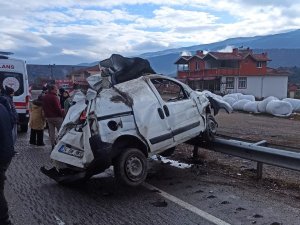 D100’de Takla Atan Panelvan Araç Bariyerlere Çarptı: 1 Yaralı