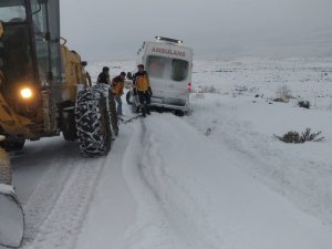 Kara Saplanan Ambulans Belediye Ekipleri Tarafından Kurtarıldı