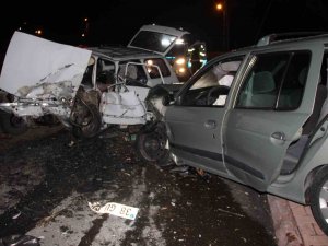 Otomobiller Kafa Kafaya Çarpıştı: 5 Yaralı