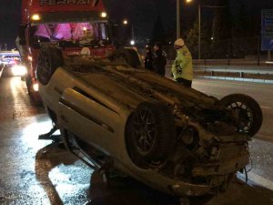 Otomobil, Tırın Lastiğine Çarpıp Takla Attı: 4 Yaralı