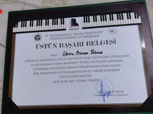 Görme Engelli Piyanist Ekrem Özcan Yılmaz’a Üstün Başarı Belgesi