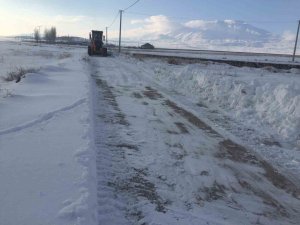 Adilcevaz’da Karla Mücadele Çalışması Devam Ediyor