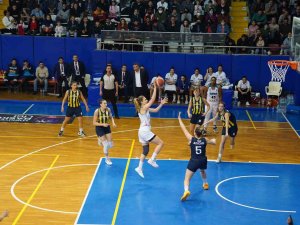 Tarsus Belediyesi Kadın Basketbol Takımı Evinde Fenerbahçe’yi Yendi