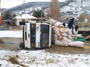 Saman Yüklü Kamyon Devrildi: 1 Kişi Yaralandı