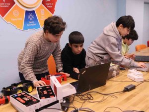 Çocuklar, Yerli Ve Milli Kart Kullanarak Otonom Araç Üretiyor