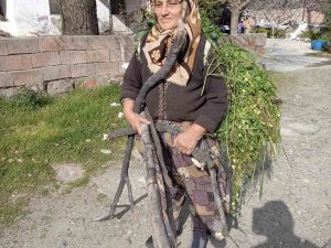 68 Yaşındaki Müşerref Teyze, Hayvanları Sayesinde Genç Kalıyor