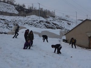 Çocuklar Karın Keyfini Kartopu Oynayarak Çıkardı