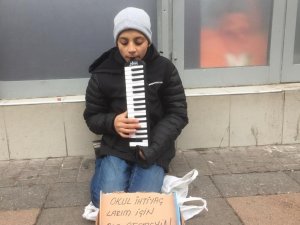 Okul Masraflarını Karşılayabilmek İçin Sokaklarda Melodika Çalıyor