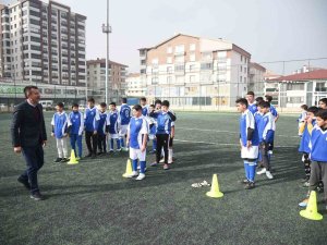 Altındağ Belediyesi Ücretsiz Futbol Kurslarıyla Futbolcu Yetiştiriyor