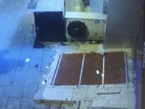 Marketin Camlarını Çekiç Fırlatıp Kırdı
