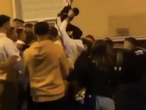 İ̇stanbul’da Asker Eğlencesinde Korkutan Anlar: Kimi Kavga Etti, Kimi Meşalelerle Dans Etti