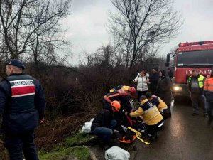 Otoyolda Otomobil Şarampole Yuvarlandı: 3 Yaralı