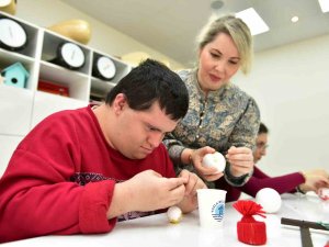 Tuzla Belediyesi Engelsiz Yaşam Merkezi’nde Eğitimler Aile Sıcaklığında Devam Ediyor