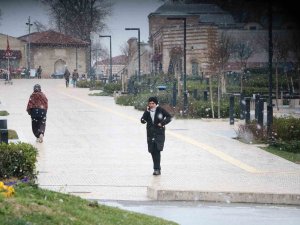 Balkanlar’dan Gelen Kar Yağışı Edirnelileri Mutlu Etti