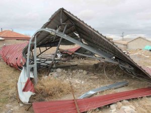 Şiddetli Fırtına Tonlarca Ağırlığındaki Çatıyı Uçurdu, Elektrik Direklerini Eğdi