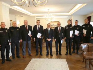 Validen Polislere Başarı Belgesi