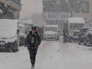 Yüksekova’da Yoğun Kar Yağışı