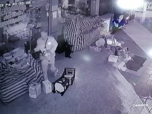 İ̇şyerlerinin Kapı Tokmaklarını Kırdı, Baharat Tezgahını Dağıttı